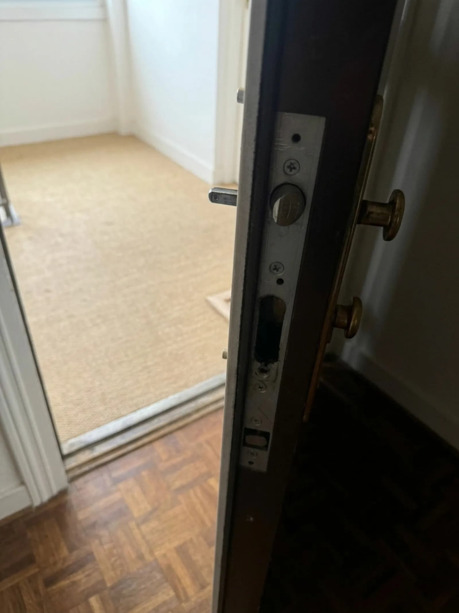 Technicien SRI intervenant sur une porte d’entrée après un appel de dépannage