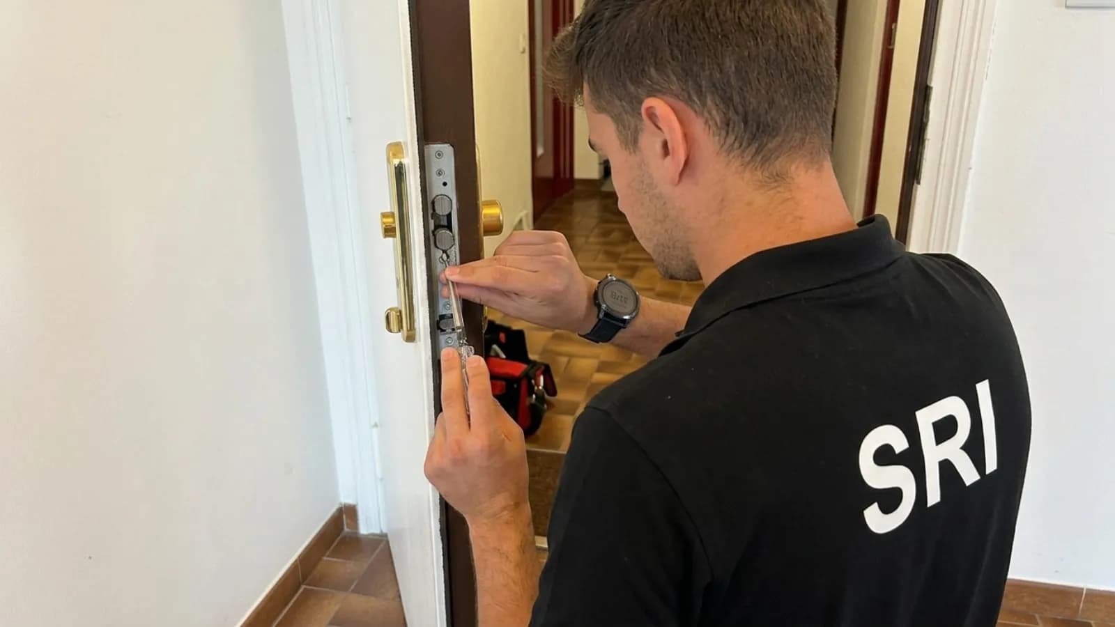 Serrurier SRI ouvrant une porte claquée sans dégât