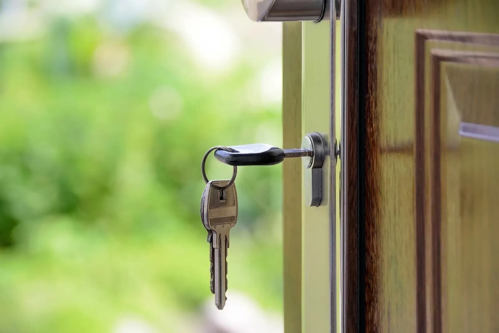 Serrurier SRI ouvrant une porte claquée avec un outil non destructif