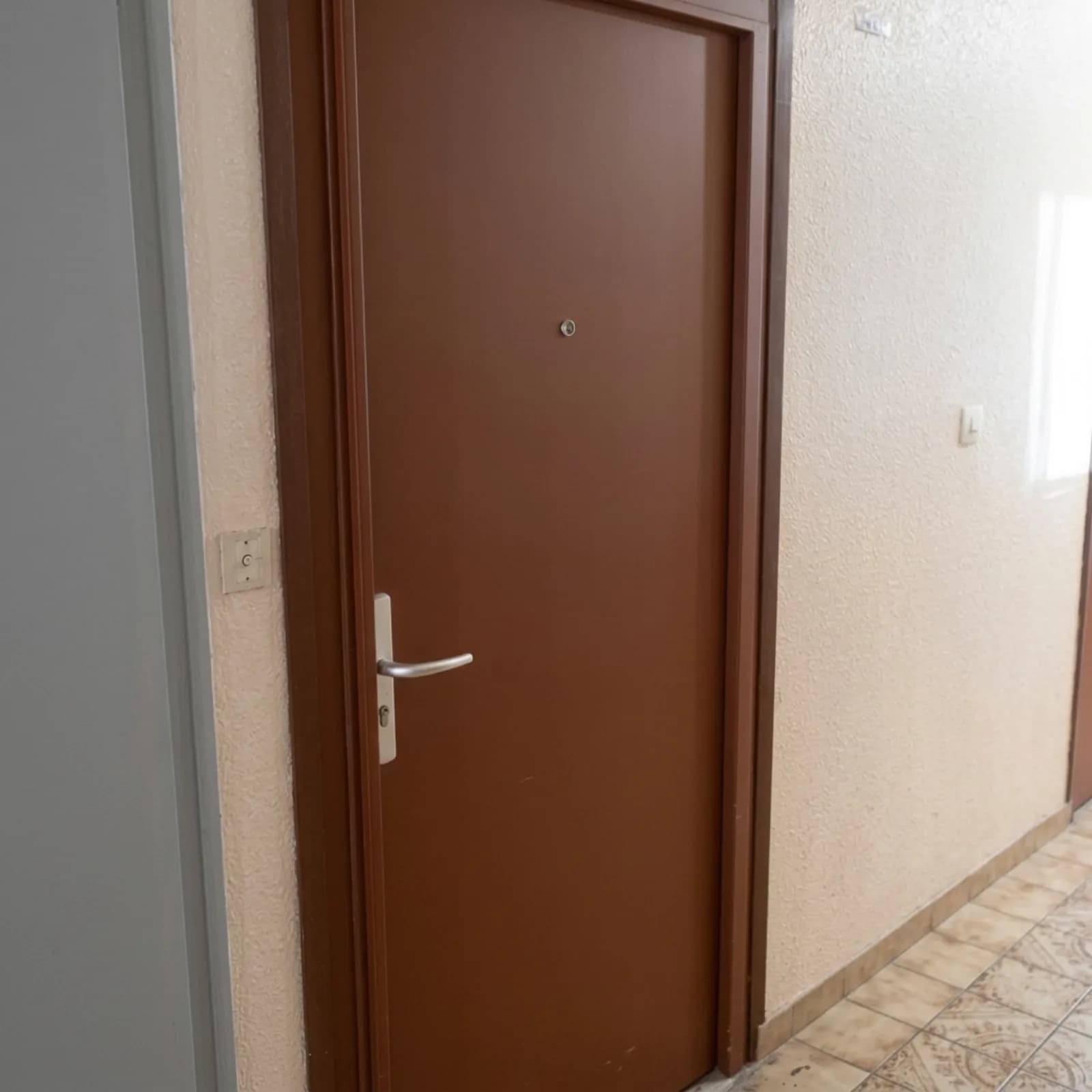 Pose d’un bloc-porte blindé sur un logement en immeuble