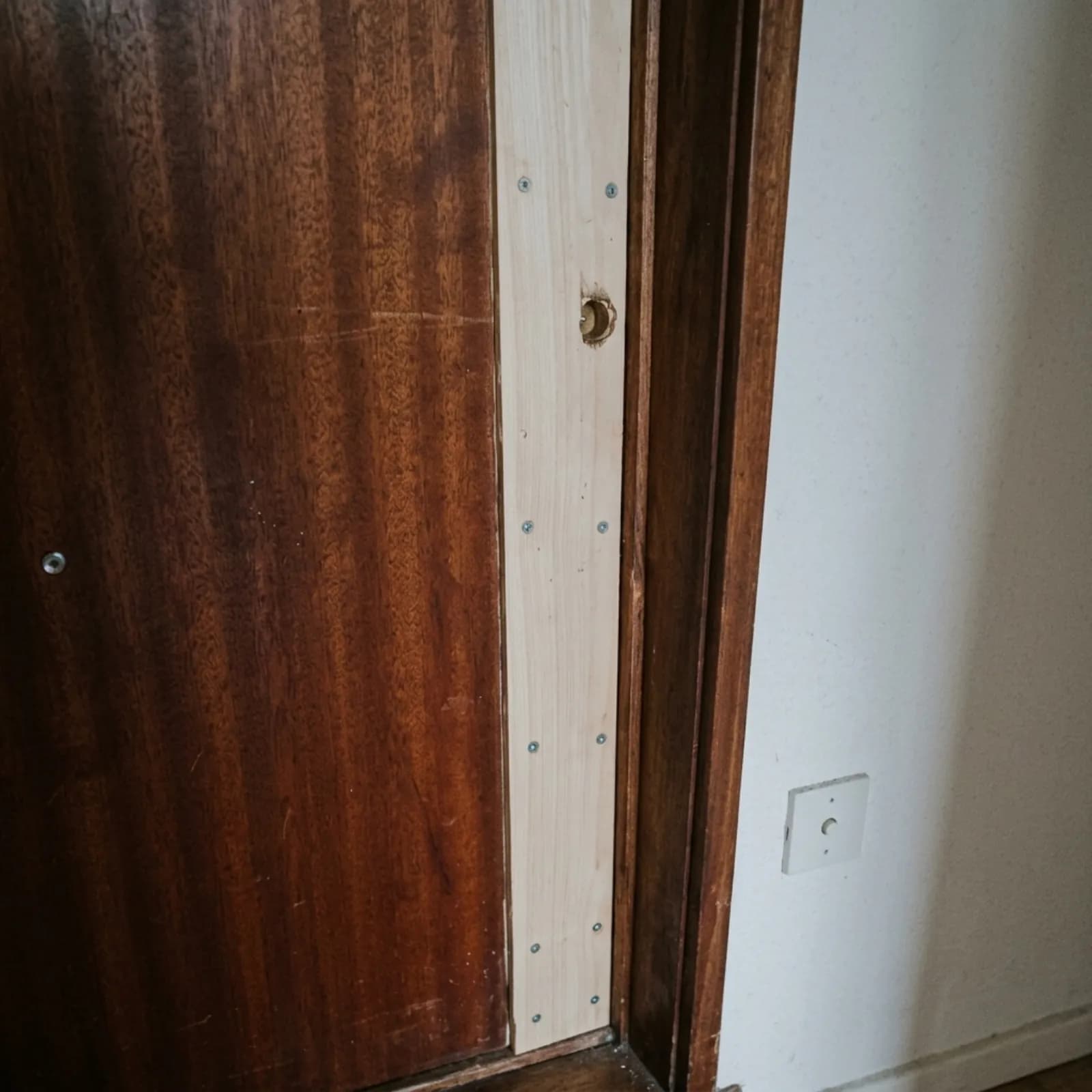 Réparation d’un dormant de porte après tentative d’effraction