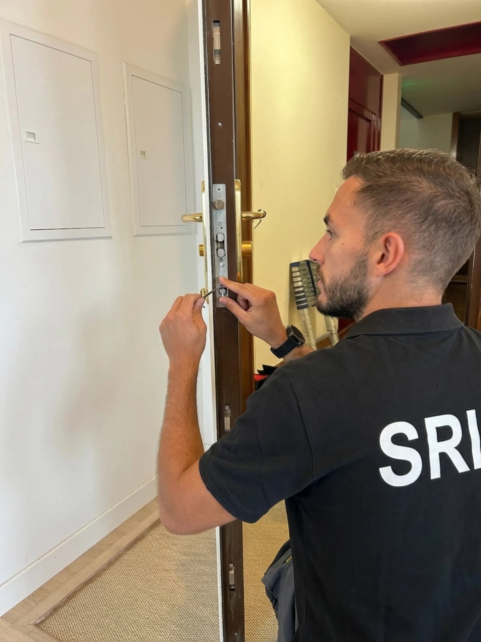 Remplacement d’une serrure multipoints par un serrurier SRI