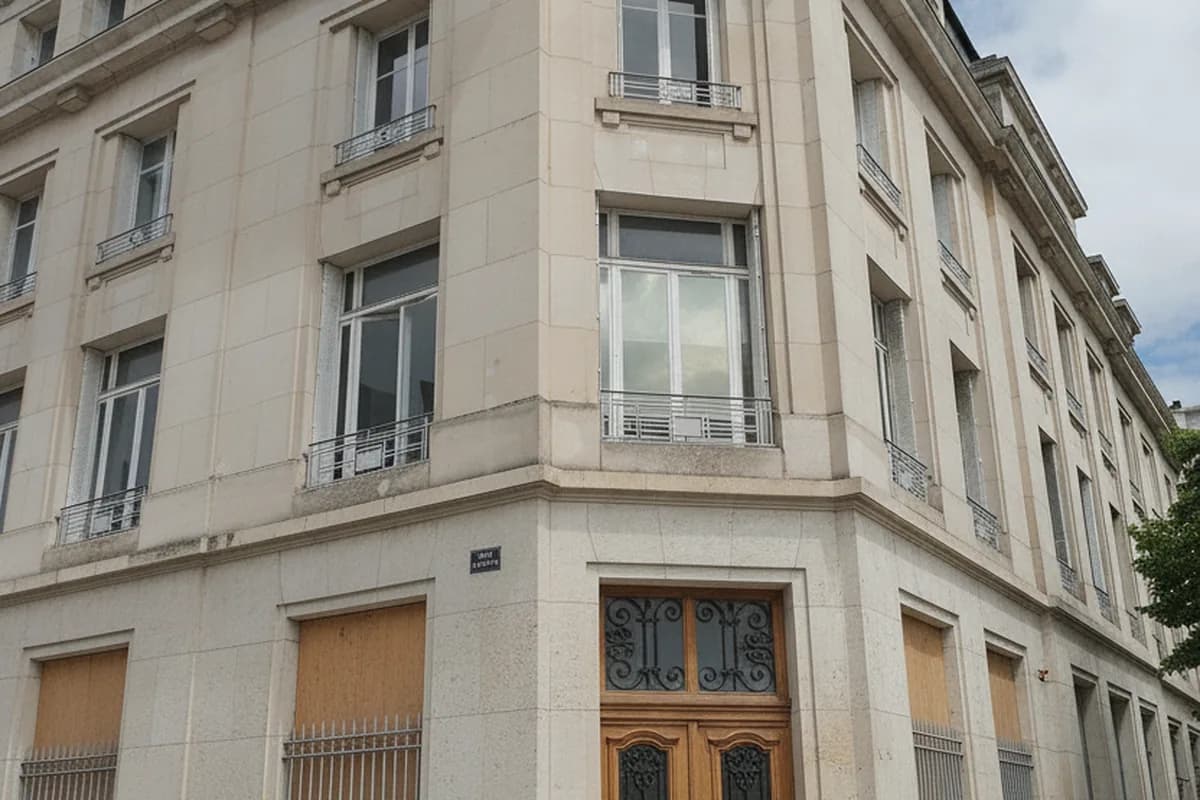 Immeuble angevin en tuffeau et sa porte d’entrée sur rue, boulevard du Maréchal-Foch à Angers