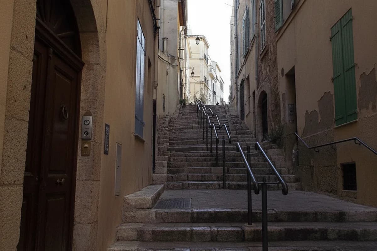 Ruelle en escalier du Panier à Marseille, porte en bois ancienne avec interphone et boîte aux lettres