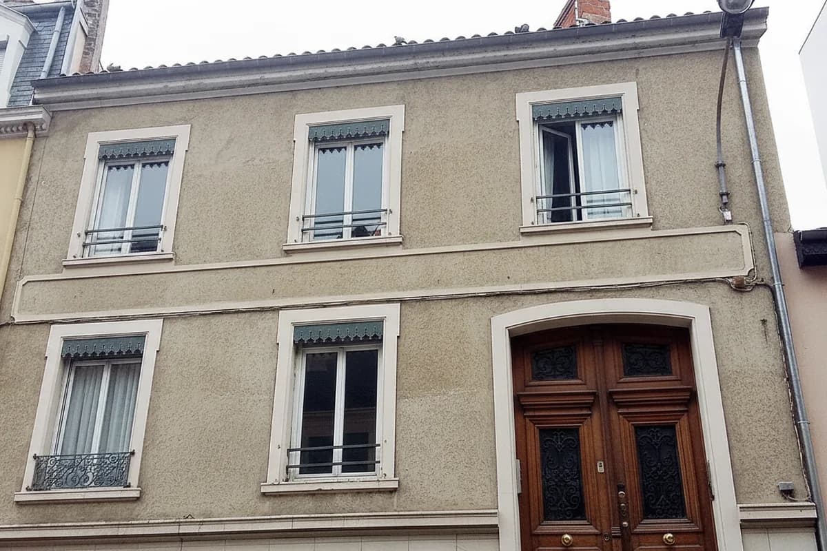 Immeuble d’habitation des années 1930 et sa porte d’entrée sur rue, quartier des Gratte-Ciel à Villeurbanne