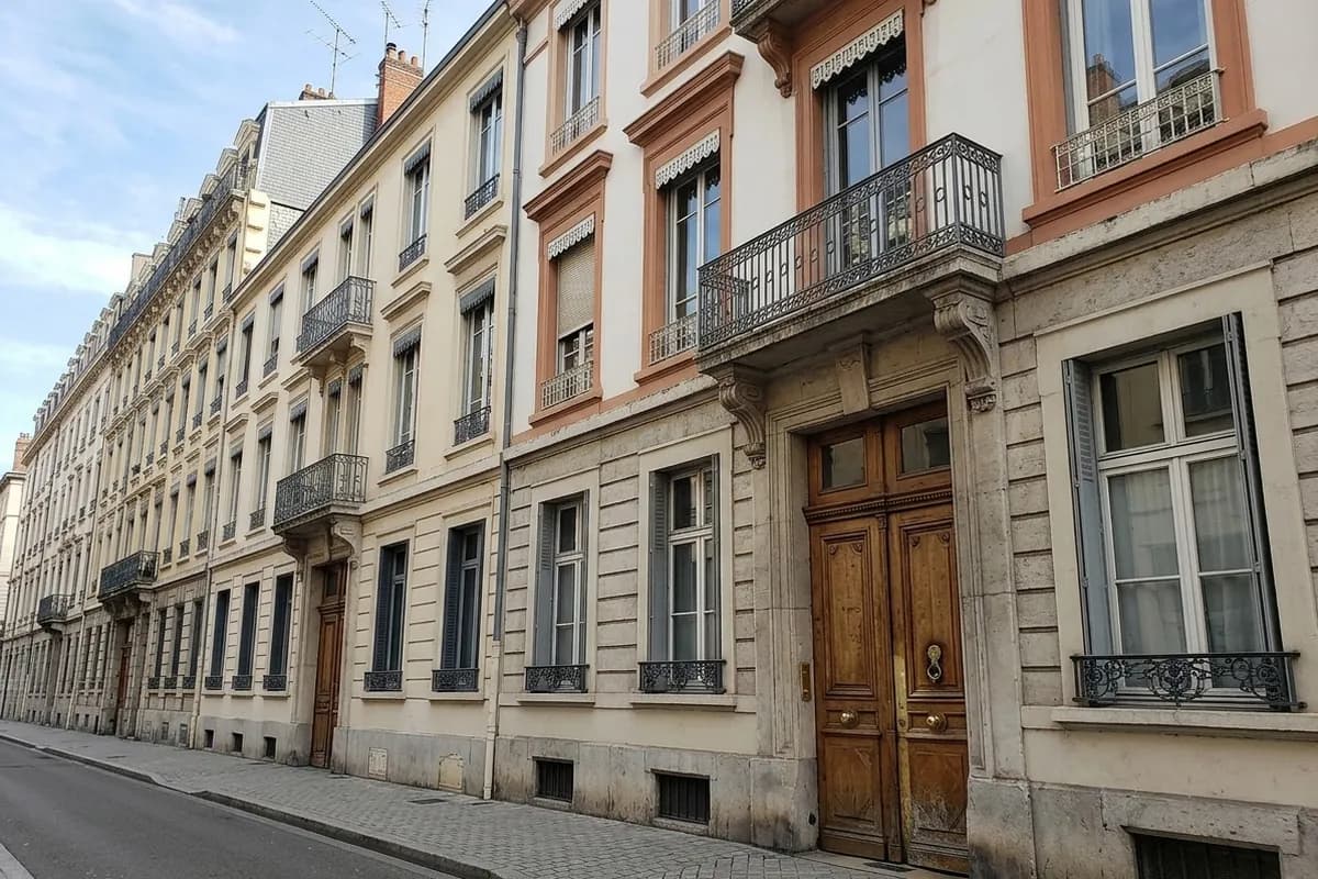 Rue lyonnaise bordée d’immeubles anciens et de portes cochères en bois Rue lyonnaise bordée d’immeubles anciens et de portes cochères en bois