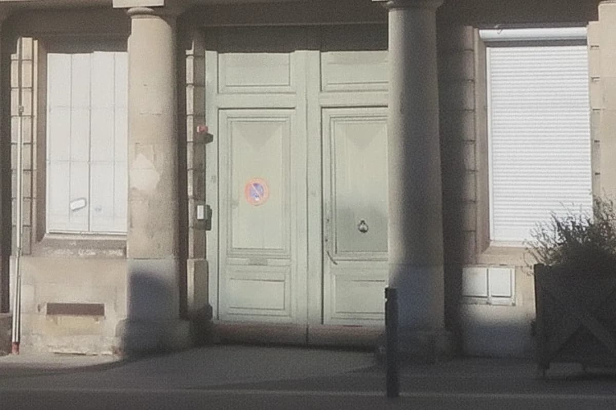 Porte cochère à double vantail en bois peint vert clair d’un immeuble rouennais en pierre calcaire du boulevard des Belges, encadrée de colonnes de pierre sous le passage couvert Porte cochère à double vantail en bois peint vert clair d’un immeuble rouennais en pierre calcaire du boulevard des Belges, encadrée de colonnes de pierre sous le passage couvert